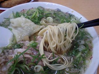 来来亭 ワンタン麺(ネギ多め) 麺