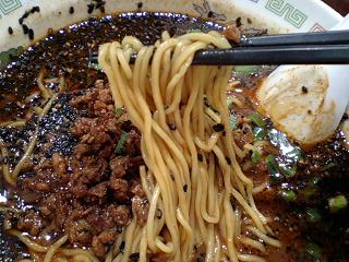 紅虎餃子房 黒胡麻担々麺 麺
