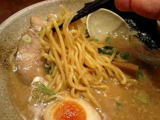 越後秘蔵麺 無尽蔵 京都八条家 豚骨醤油らーめん 麺