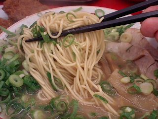 魁力屋 コク旨ラーメン(麺硬めネギ多め) 麺