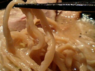 豚人中○ とことんこつ(極太麺) 麺アップ
