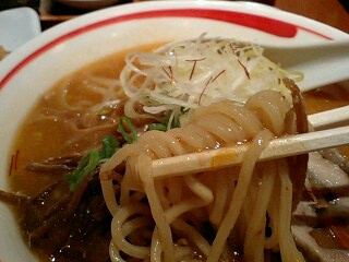 おちゃらん屋 辛味噌鶏ゴボウらーめん 麺