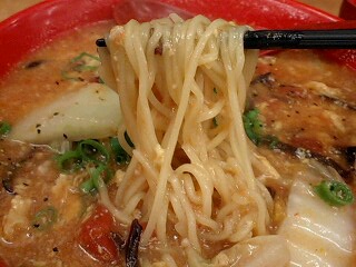 ラーメンまこと屋 トマト酸辣湯麺 麺