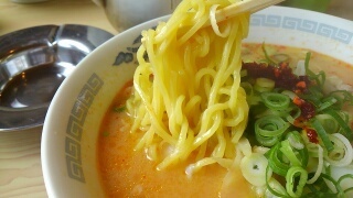 白ひげ食堂 こく辛スープの豚汁ラーメン 麺