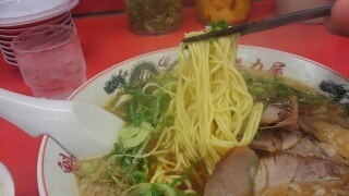 ラーメン魁力屋 特製醤油ラーメン(大盛) 麺