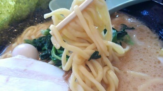 横浜家系ラーメン 布施商店 ラーメン(醤油豚骨) 麺