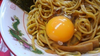 ラーメンたんろん 油そば 生卵投入
