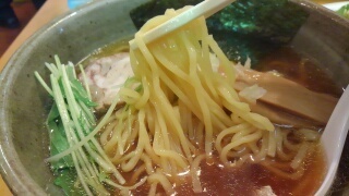 らくらく亭 鶏骨あっさりラーメン(醤油) 麺