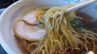 満麺の笑み 背脂魚介醤油 麺