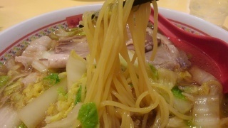 神座 おいしいラーメン(中盛) 麺