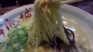 らーめん天空の城 天(博多長浜風豚骨らーめん) 麺