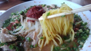 伝丸 ドラゴン味噌肉ラーメン赤 麺
