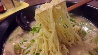 にんにくラーメン 三十郎 ラーメン(大盛) 麺