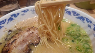 九州ラーメン 亀王 醤油とんこつ 麺